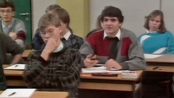 Schüler sitzen in einem Klassenraum © Screenshot 