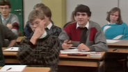 Schüler sitzen in einem Klassenraum © Screenshot 