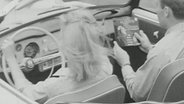 Frau im Rückspiegel eines Autos © Screenshot 