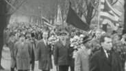 Trauerzug bei der Beisetzung von Heinz Renner(KPD), ehemaliger Oberbürgermeister der Stadt Essen © Screenshot 