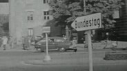 Richtungweisendes Schild mit der Aufschrift: Bundestag © Screenshot 