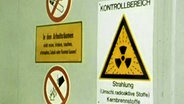 Schild mit der Aufschrift: Kontrollbereich-Strahlung © Screenshot 