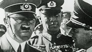 Hitler mit anderen Offizieren © Screenshot 