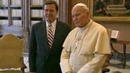 Gerhard Schröder beim Papst-Besuch © Screenshot 