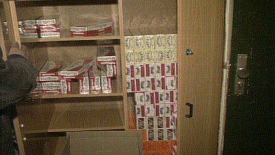 Schmuggelzigaretten aus dem Vietnamesenwohnheim. © Screenshot 