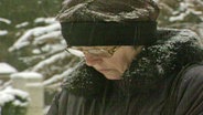 Frau trauert auf einem FFriedhof. © NDR 