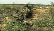 Bundeswehrsoldaten in einem Graben. © NDR 