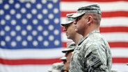 US-Soldaten stehen vor der amerikanischen Nationalflagge © dpa Foto: Frank May
