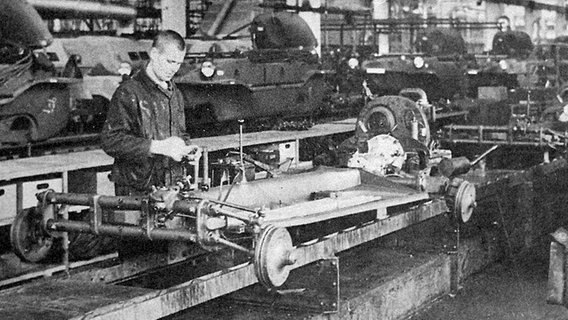 Sowjetische Kriegsgefangene im Jahr 1942 am Montageband des Volkswagen-Werks in Wolfsburg. © dpa - Fotoreport Foto: Fotoreport Stiftung Auto Museum VW