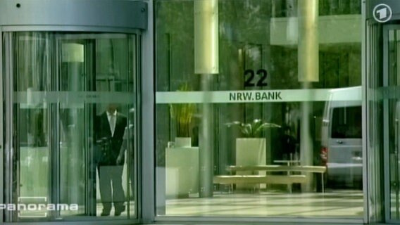 Ein Mann geht vor dem Bankgebäude in Frankfurt am Main am Logo der Kreditanstalt für Wiederaufbau (KfW) vorbei. © dpa-Bildfunk 
