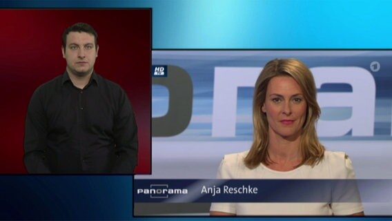 Ein Mann dolmetscht Anja Reschke in Gebärdensprache. © NDR 