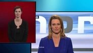 Eine Frau dolmetscht Anja Reschke in Gebärdensprache.  