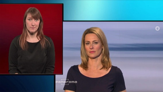Eine Frau dolmetscht Anja Reschke in Gebärdensprache.  