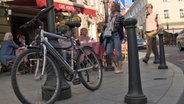 Ein angeschlossenes Fahrrad © NDR Foto: NDR