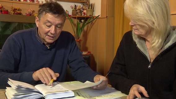 Harald Klenz, Energieberater der Verbraucherzentrale, und Ria Albrecht sitzen an einem Tisch. Harald Klenz, Energieberater der Verbraucherzentrale, und Ria Albrecht sitzen an einem Tisch.