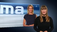 Eine Frau dolmetscht Anja Reschke in Gebärdensprache.  