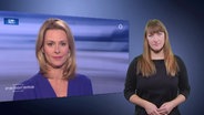 Eine Frau dolmetscht Anja Reschke in Gebärdensprache. © NDR 