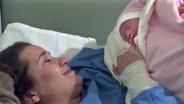 Waad al-Kateab mit ihrer Tochter Sama © NDR/ARD Foto: Screenshot