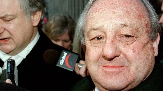 Karlheinz Schreiber mit Anwalt am 5.1.2000. © picture-alliance / dpa Foto: epa_AFP_Hryniuk