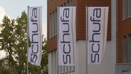 Fahnen mit der Aufschrift Schufa © NDR/ARD Foto: Screenshot