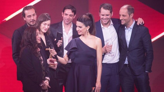 Das Team von Strg_F erhält den "Youtube Goldene Kamera Digital Award 2019". Das Team von Strg_F erhält den "Youtube Goldene Kamera Digital Award 2019". © picture-alliance Foto: Jörg Carstensen