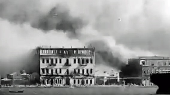 Historische Aufnahmen der brennenden Stadt Smyrna (Izmir). Historische Aufnahmen der brennenden Stadt Smyrna (Izmir). © Smyrna: The Destruction of a Cosmpopolitan City 1900-1922