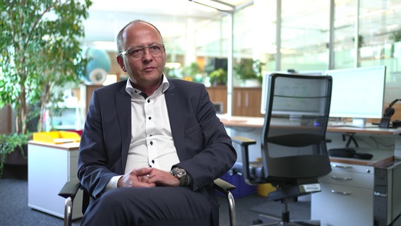 Hans-Jürgen Vollert sitzt in seinem Büro. Hans-Jürgen Vollert sitzt in seinem Büro. © NDR