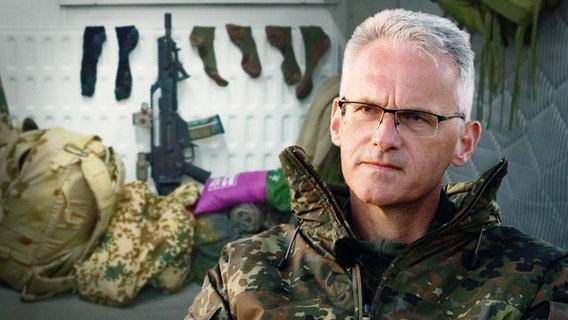 Thumbnail: Bundeswehr-Socken hängen über einem Heizkörper in Kabul, daneben Jens Arlt © NDR 