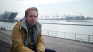 Rasmus Andresen vor dem Hamburger Hafen. © NDR 