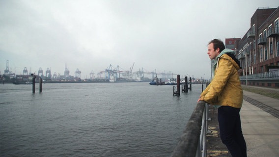 Rasmus Andresen blickt auf den Hamburger Hafen. © NDR 