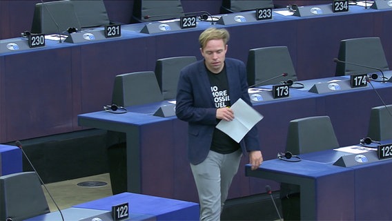Der EU-Parlamentarier Rasmus Andresen vor leeren Sitzen im Plenum. © NDR 