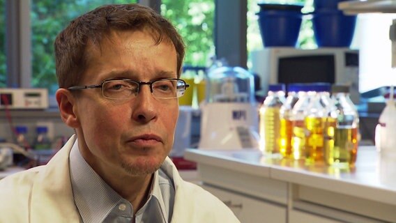 Der Mikrobiologe Dr. Peschel. © NDR 