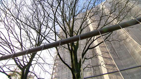 Bei der Sanierung eines Hamburger Hochhauses wurden Asbestfasern freigesetzt. © NDR 