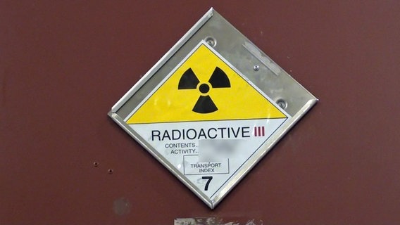 Gefahren-Hinweis zur Radioaktivität auf einem Eisenbahn-Güterwaggon mit radioaktivem Material an Bord. © NDR 