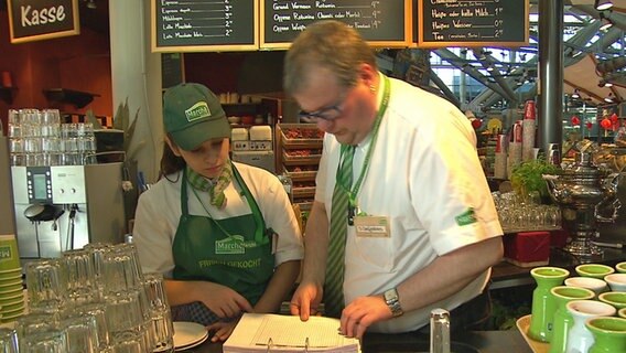 Ausbildung in einem Hamburger Restaurant. Ausbildung in einem Hamburger Restaurant. © NDR