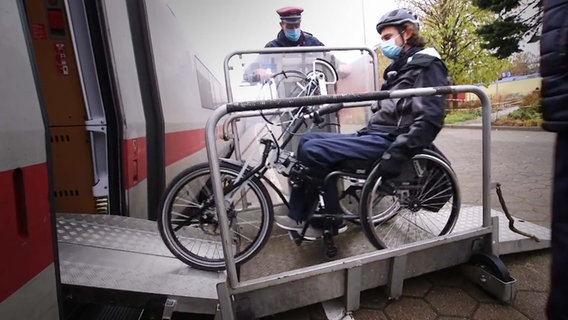 Thumbnail: Ein Mann im Rollstuhl fährt über eine Rampe in einen Zug. © NDR Foto: Screenshot