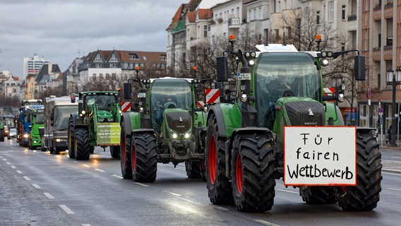 Traktoren mit Protestschildern in Berlin © picture alliance / Caro Foto: Trappe