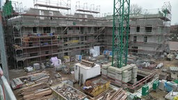Eine Baustelle, auf der ein Neubau entsteht. © NDR 