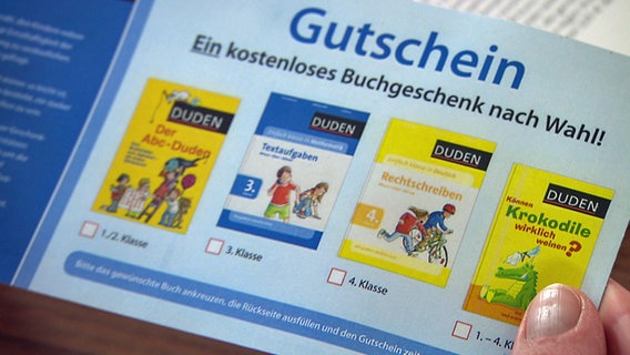 Eine Gutscheinkarte, mit der Produkte aus dem Hause Bertelsmann bestellt werden können. © NDR 