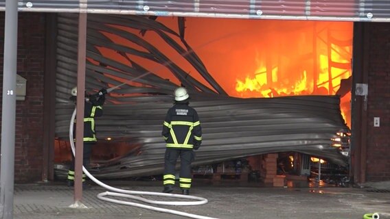 Feuerwehrmänner löschen eine brennende Lagerhalle in der Hamburger Billstraße © NDR 