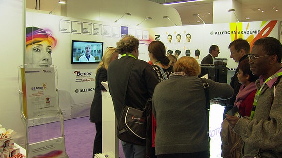 Allergan-Stand auf dem Deutschen Schmerzkongress 2014 in Hamburg. © NDR 