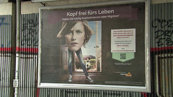 Ein Plakat der Initiative "Kopf frei fürs Leben" in Berlin. © NDR 