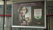 Ein Plakat der Initiative "Kopf frei fürs Leben" in Berlin. © NDR 