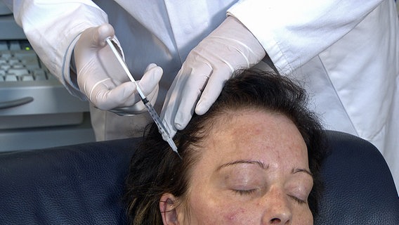 Eine Patientin bekommt Botox in den Kopf gespritzt. © NDR 