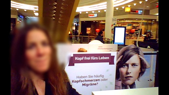 Ein Stand der Initiative "Kopf frei fürs Leben" in einem Berliner Einkaufszentrum. © NDR 