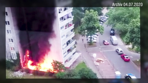 Brand an einem Hochhaus im Bremer Stadtteil Tenever Brand an einem Hochhaus im Bremer Stadtteil Tenever © NDR Foto: Screenshot