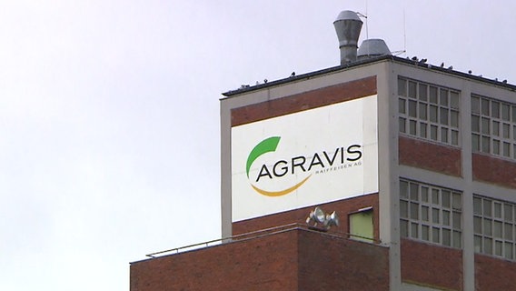 Firmensitz der Agrar-Firma Agravis mit Logo von außen. © NDR 