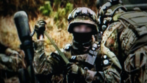 Ein unkenntlich gemachter Soldat der Bundeswehr in Uniform © NDR Foto: Screenshot