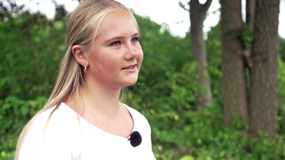 Die Landesschülersprecherin für die Gesamtschulen in Schleswig-Holstein, Amelie Grothusen. Die Landesschülersprecherin für die Gesamtschulen in Schleswig-Holstein, Amelie Grothusen. © NDR Foto: Screenshot
