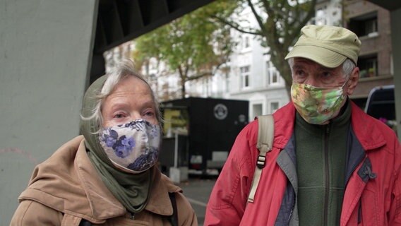 Zwei ältere Menschen mit Mundschutz © NDR Foto: Screenshot